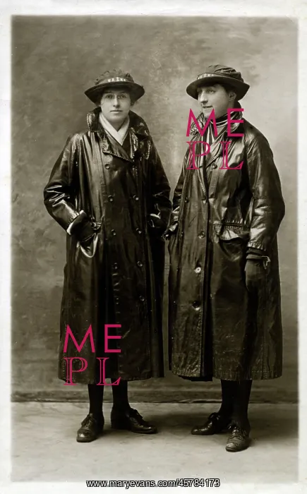 : Two Women of the WRNS : Two Women of the WRNS