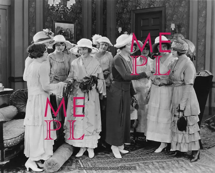 : WOMEN'S CLUB : WOMEN'S CLUB
