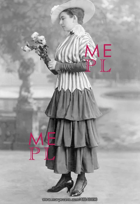 : Women's fashion, 1916 : Women's fashion, 1916