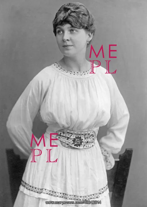 : Women's fashion, 1918 : Women's fashion, 1918