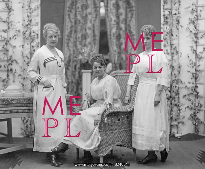 : Women's fashion, 1919 : Women's fashion, 1919