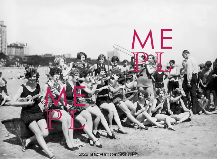 : Women's jazz band at the beach : Women's jazz band at the beach