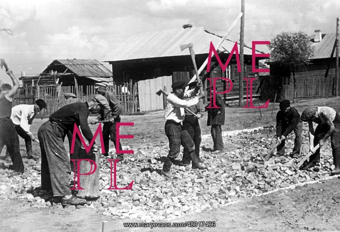 : Work assignment of Russian civilians in the road, 1941 : Work assignment of Russian civilians in the road, 1941