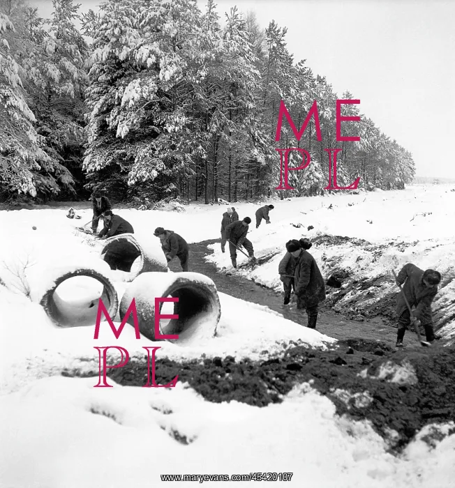 : Work in winter - Czechoslovak Youth Union members : Work in winter - Czechoslovak Youth Union members