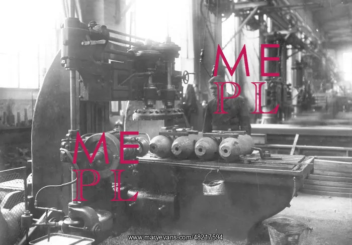 : Worker in the arms industry, 1917 : Worker in the arms industry, 1917