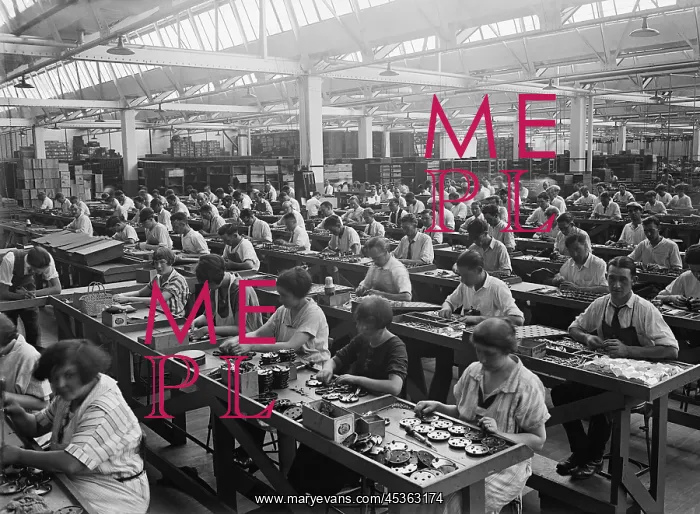 : Workers assembling condensers at the Atwater Kent : Workers assembling condensers at the Atwater Kent