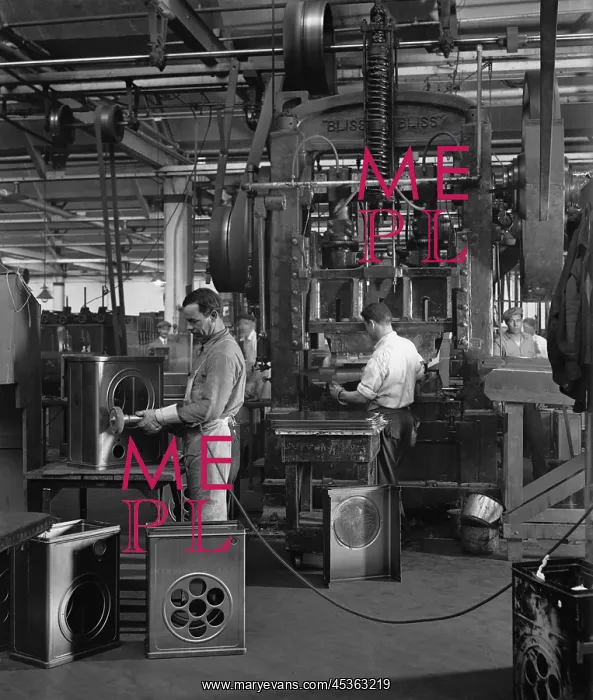 : Workers assembling radios at the Atwater Kent Factory : Workers assembling radios at the Atwater Kent Factory