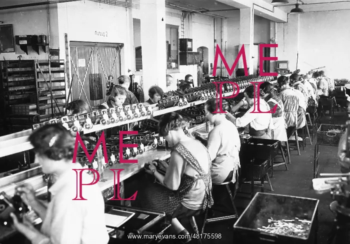 : Workers on the assembly line, 1932 : Workers on the assembly line, 1932