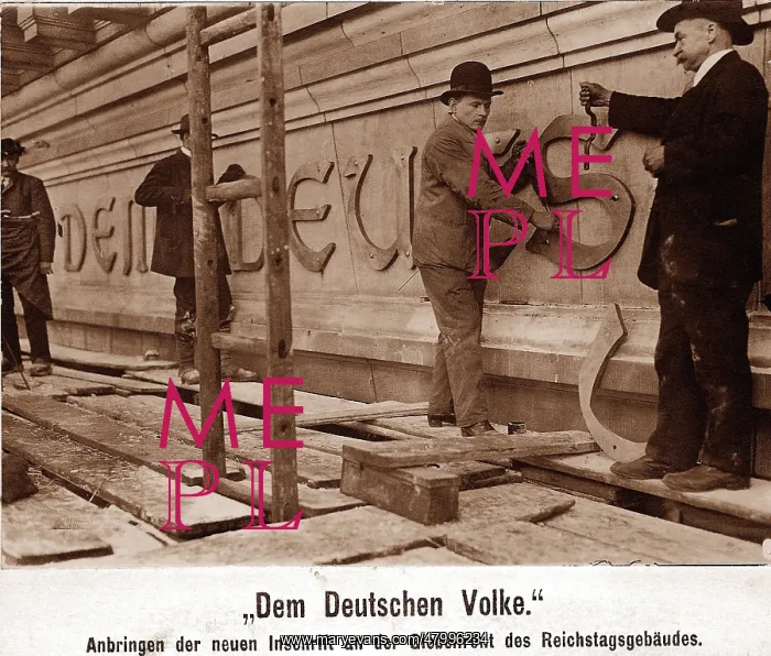: Workers attach letters, Dem Deutschen Volke, WW1 : Workers attach letters, Dem Deutschen Volke, WW1