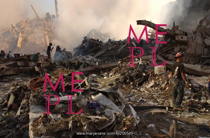 : Workers attack the pile of twisted steel ? : Workers attack the pile of twisted steel ?