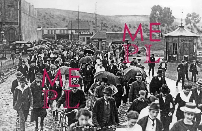 : Workers in Berlin on their way to work, 1922 : Workers in Berlin on their way to work, 1922