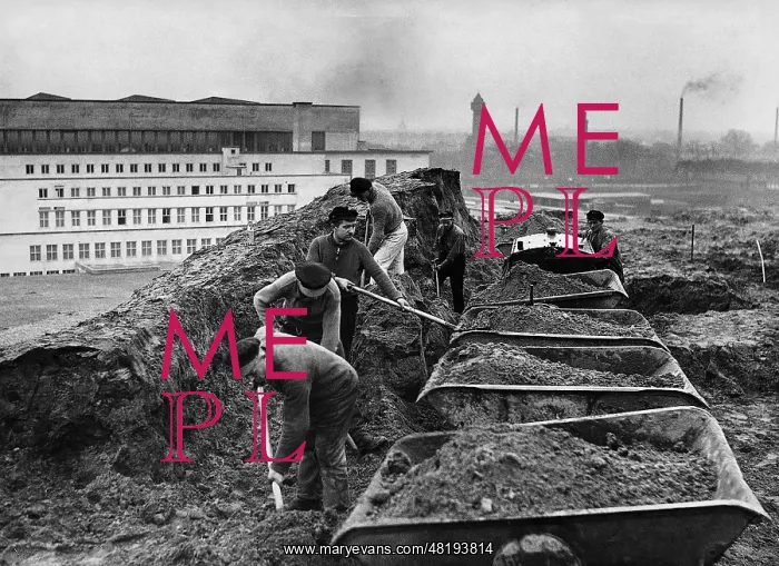 : Workers during the building of a decorative complex in Berl : Workers during the building of a decorative complex in Berl
