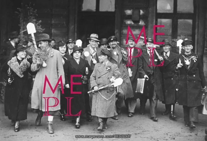 : Workers coming home, 1938 : Workers coming home, 1938