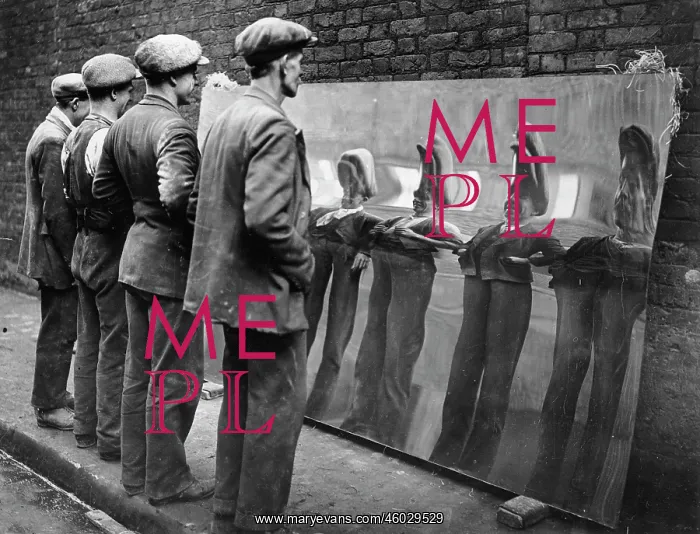 : Workers in a distortion mirror : Workers in a distortion mirror