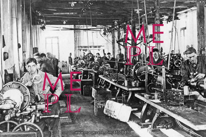 : Workers in a factory, 1914 : Workers in a factory, 1914