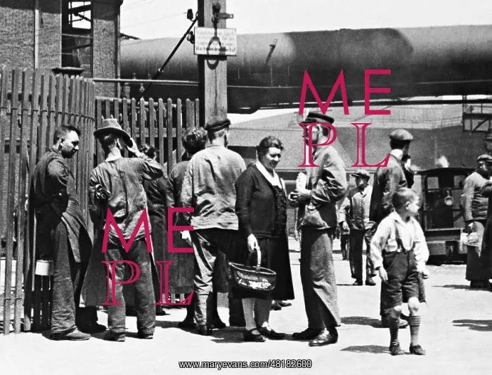 : Workers during the lunch break, 1933 : Workers during the lunch break, 1933