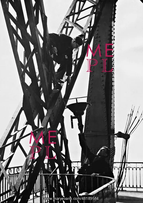 : Workers are putting floodlights on the occasion of the World : Workers are putting floodlights on the occasion of the World