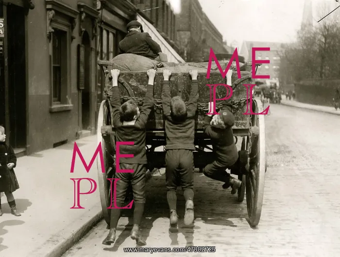 : Working class children playing in London c.1920s : Working class children playing in London c.1920s