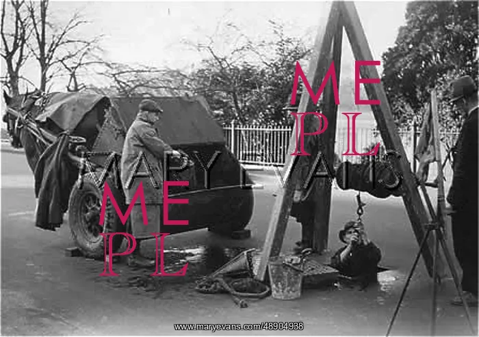 : WORKING ON DRAINS / 1940S : WORKING ON DRAINS / 1940S