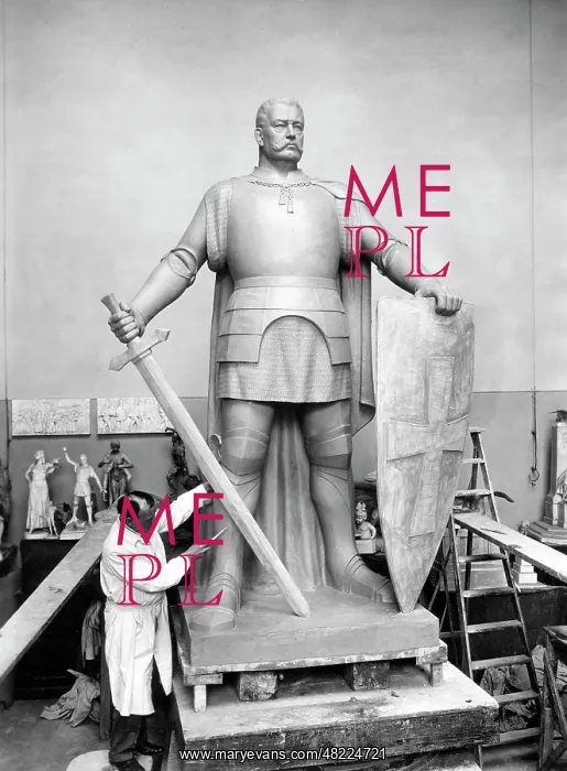: Working on a Hindenburg statue 1921 : Working on a Hindenburg statue 1921