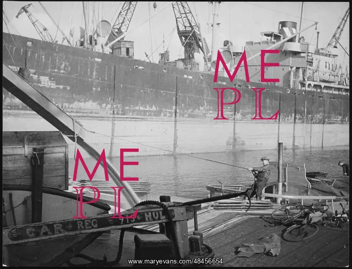 : WORKING IN HULL DOCKS : WORKING IN HULL DOCKS