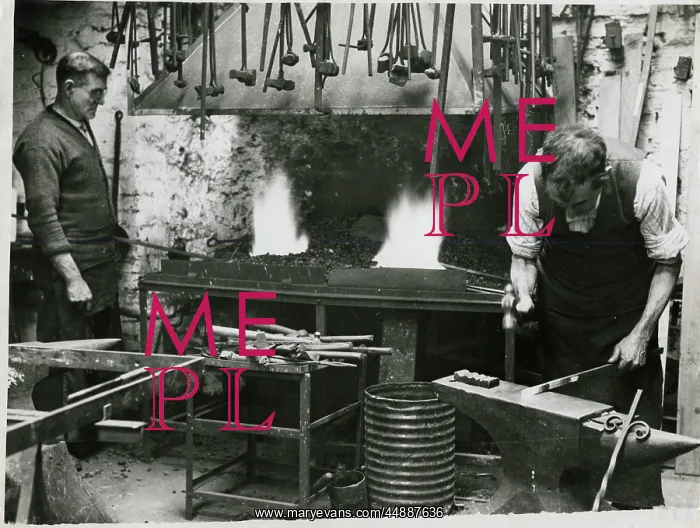 : WORKING WITH IRON / 1930S : WORKING WITH IRON / 1930S