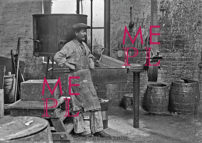 : Workman in a factory - lead works - ww1 : Workman in a factory - lead works - ww1