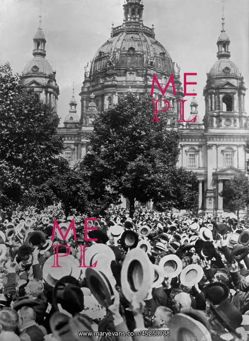 : World War 1. Crowd of Germans men cheering the : World War 1. Crowd of Germans men cheering the