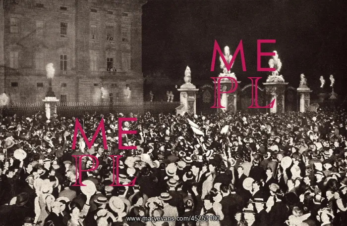 : World War 1. London crowds cheering the Royal : World War 1. London crowds cheering the Royal