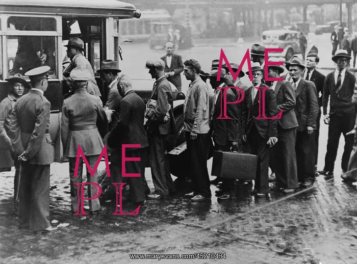 : World War I veterans boarding a bus taking ? : World War I veterans boarding a bus taking ?