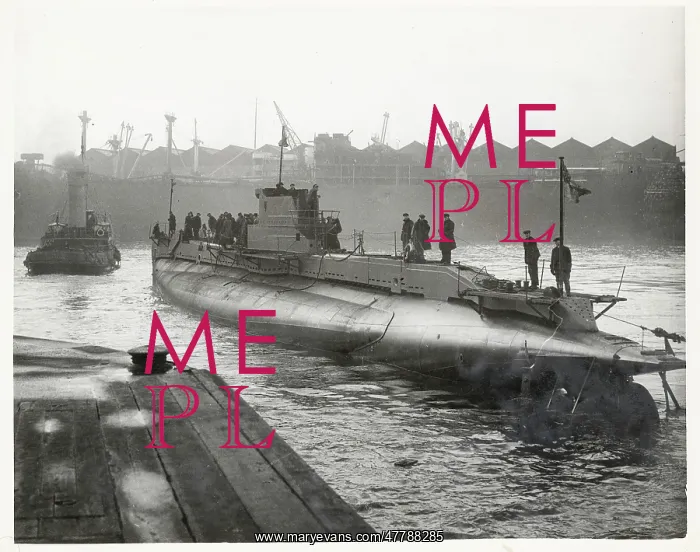 : World War II launch of a new British submarine : World War II launch of a new British submarine