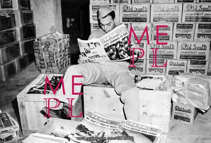 : World War II, a U.S. soldier reading Yank, ? : World War II, a U.S. soldier reading Yank, ?