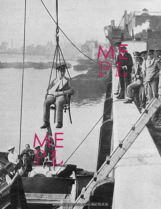 : Wounded soldiers lowered by crane, WW1 : Wounded soldiers lowered by crane, WW1