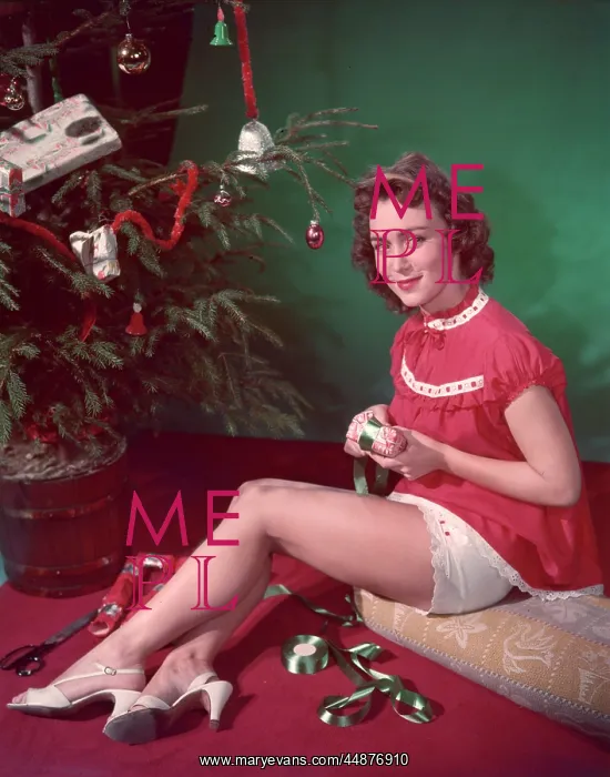 : WRAPPING GIFTS 1950S : WRAPPING GIFTS 1950S