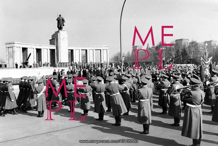 : Wreath-laying ceremony at Soviet monument in West-Berlin : Wreath-laying ceremony at Soviet monument in West-Berlin