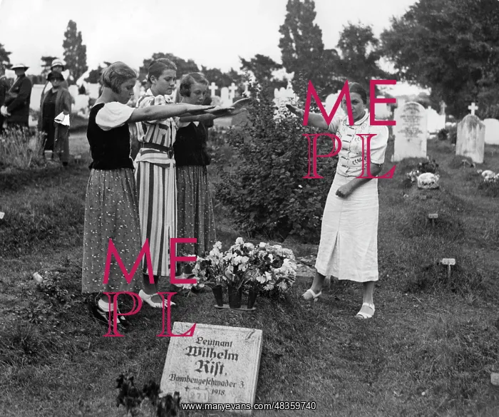 : Wreath laying for fallen soldiers, 1939 : Wreath laying for fallen soldiers, 1939