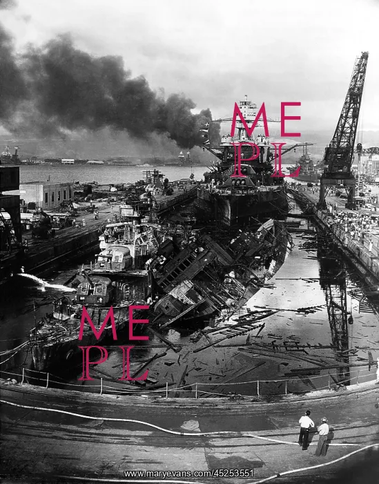 : The wreckage of the destroyers USS Downes (left) : The wreckage of the destroyers USS Downes (left)