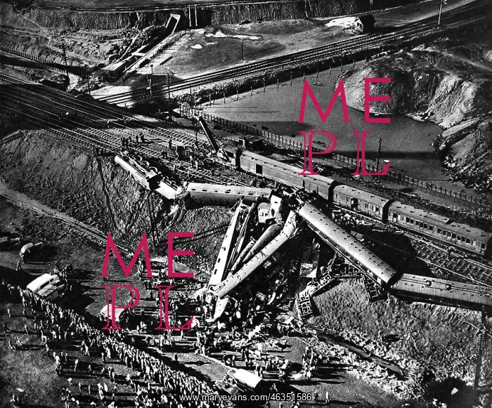: Wreckage of the London Bradford Express : Wreckage of the London Bradford Express