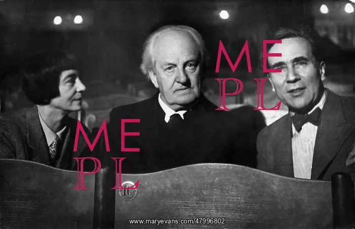 : The writer Gerhart Hauptmann (middle) and the theater : The writer Gerhart Hauptmann (middle) and the theater