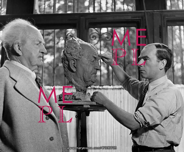  : The writer Gerhart Hauptmann poses for Arno Breker