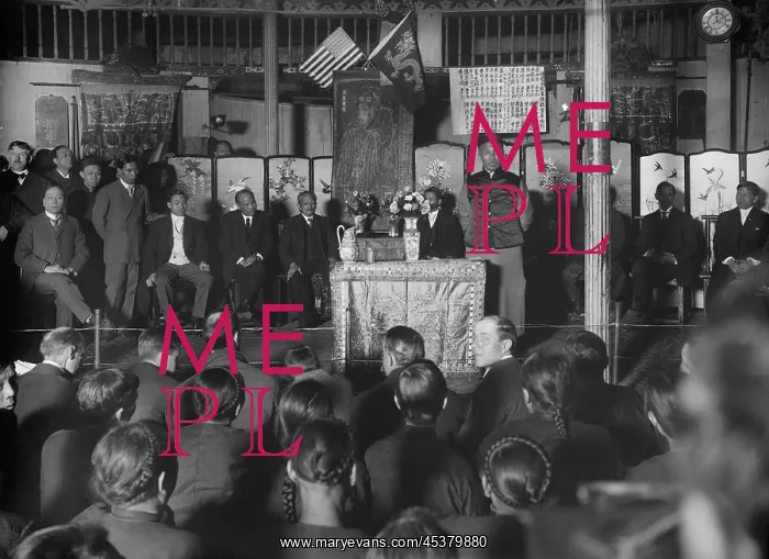 : Wu Tingfang speaking to an audience in a Chinese : Wu Tingfang speaking to an audience in a Chinese