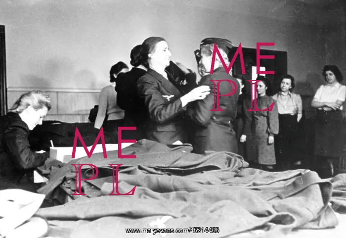  : WW II - women at the front 1942