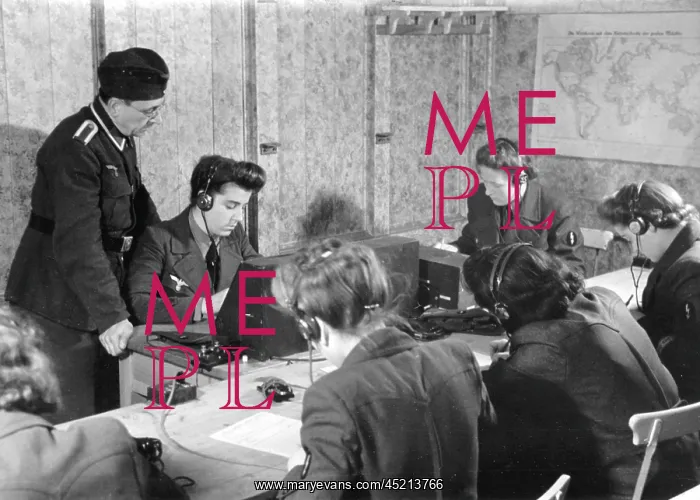 : WW II - women at the front 1943 : WW II - women at the front 1943