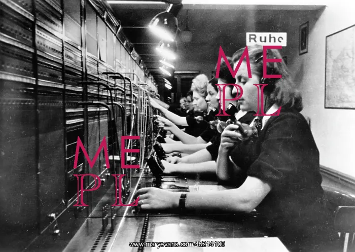 : WW II - women at the front 1943 : WW II - women at the front 1943