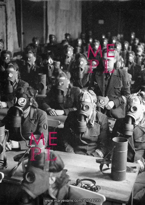 : WW II - women at the front 1943 : WW II - women at the front 1943