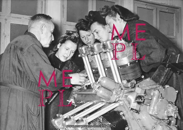 : WW II - women at the front 1944 : WW II - women at the front 1944
