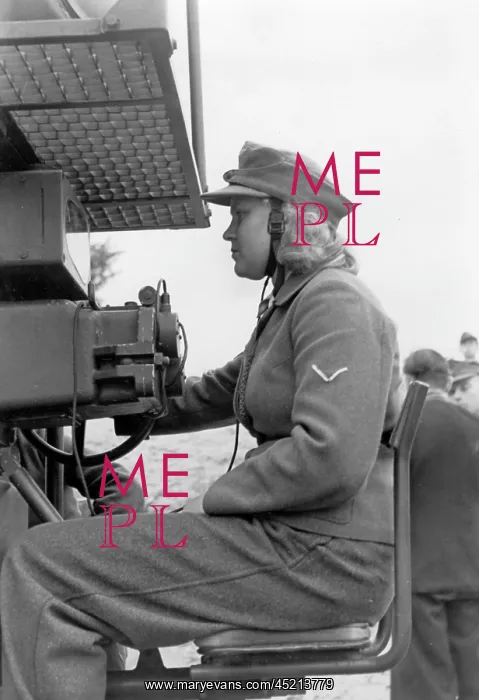 : WW II - women at the front 1944 : WW II - women at the front 1944