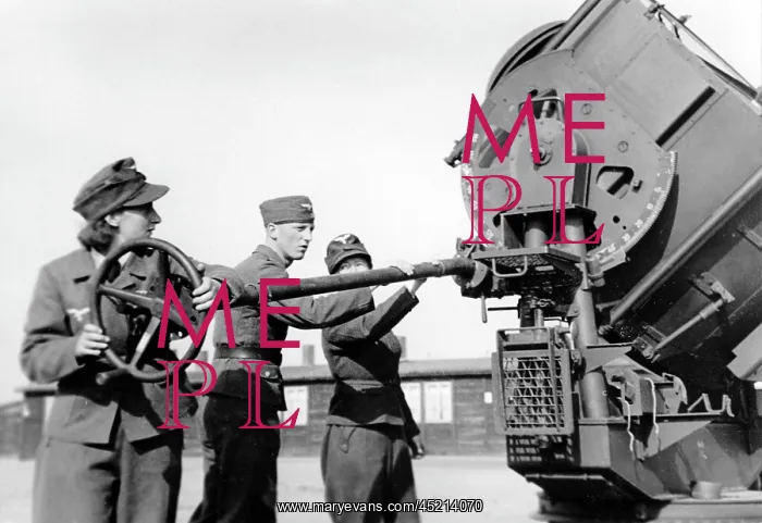 : WW II - women at the front 1944 : WW II - women at the front 1944
