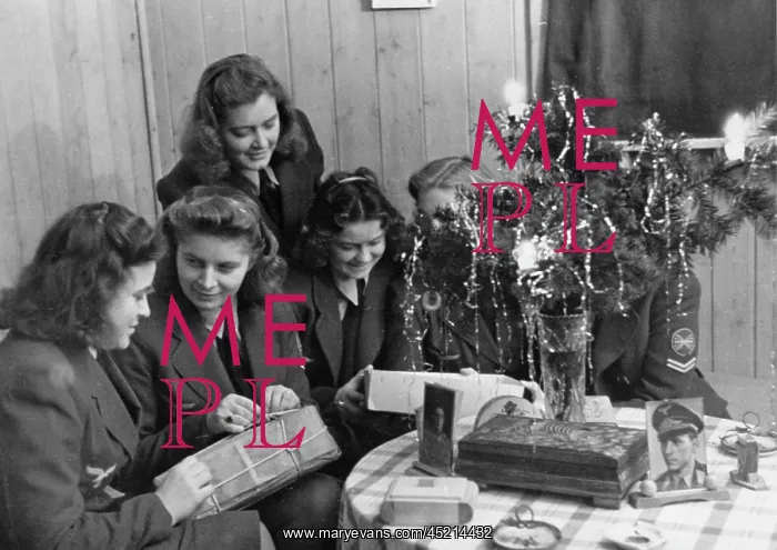 : WW II - women at the front 1944 : WW II - women at the front 1944