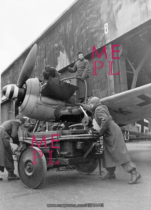 : WW II - women at the front 1944 : WW II - women at the front 1944